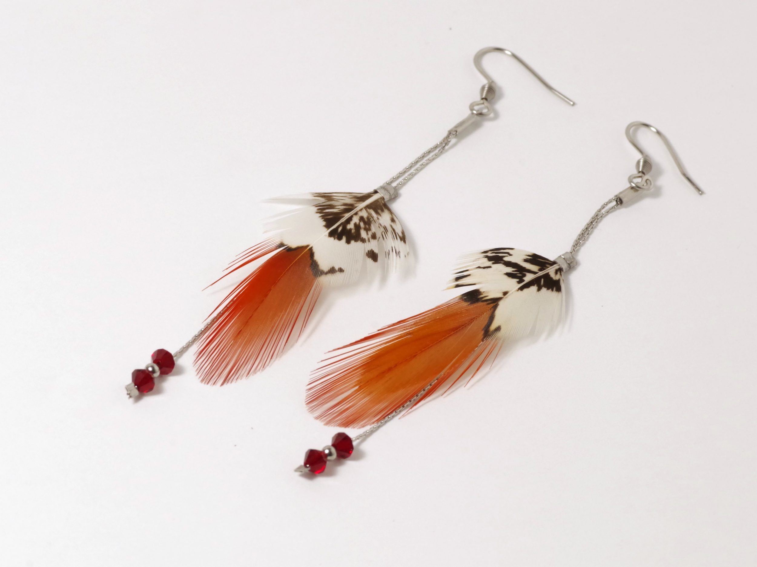 Boucles d'oreilles Oiseau Du Soir : plume rouge et blanche – Image 4