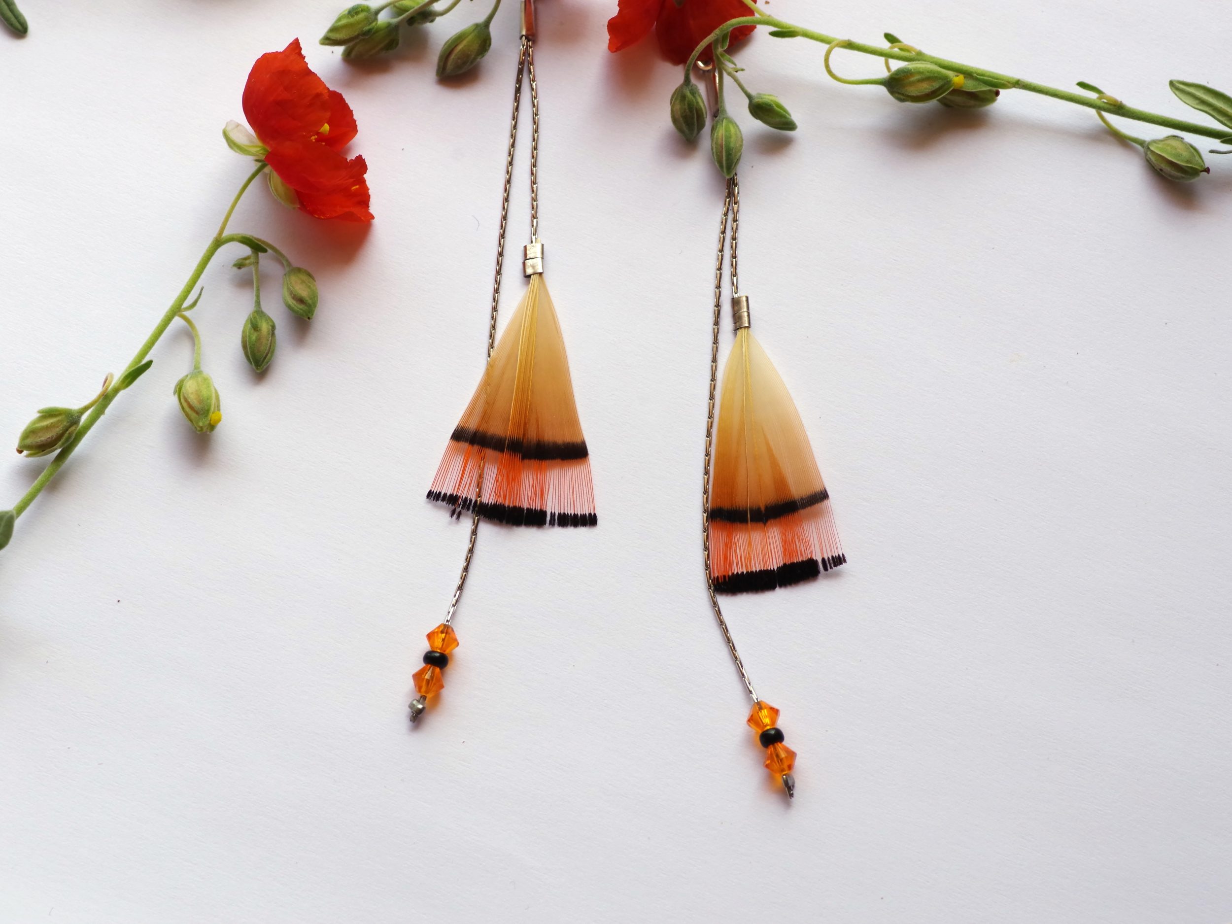 boucles d'oreilles à plumes orange et noire, avec des chaînes fines en inox