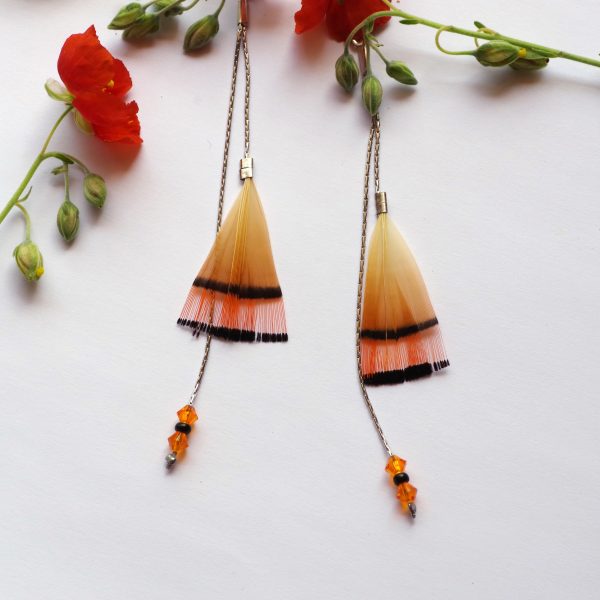 boucles d'oreilles à plumes orange et noire, avec des chaînes fines en inox