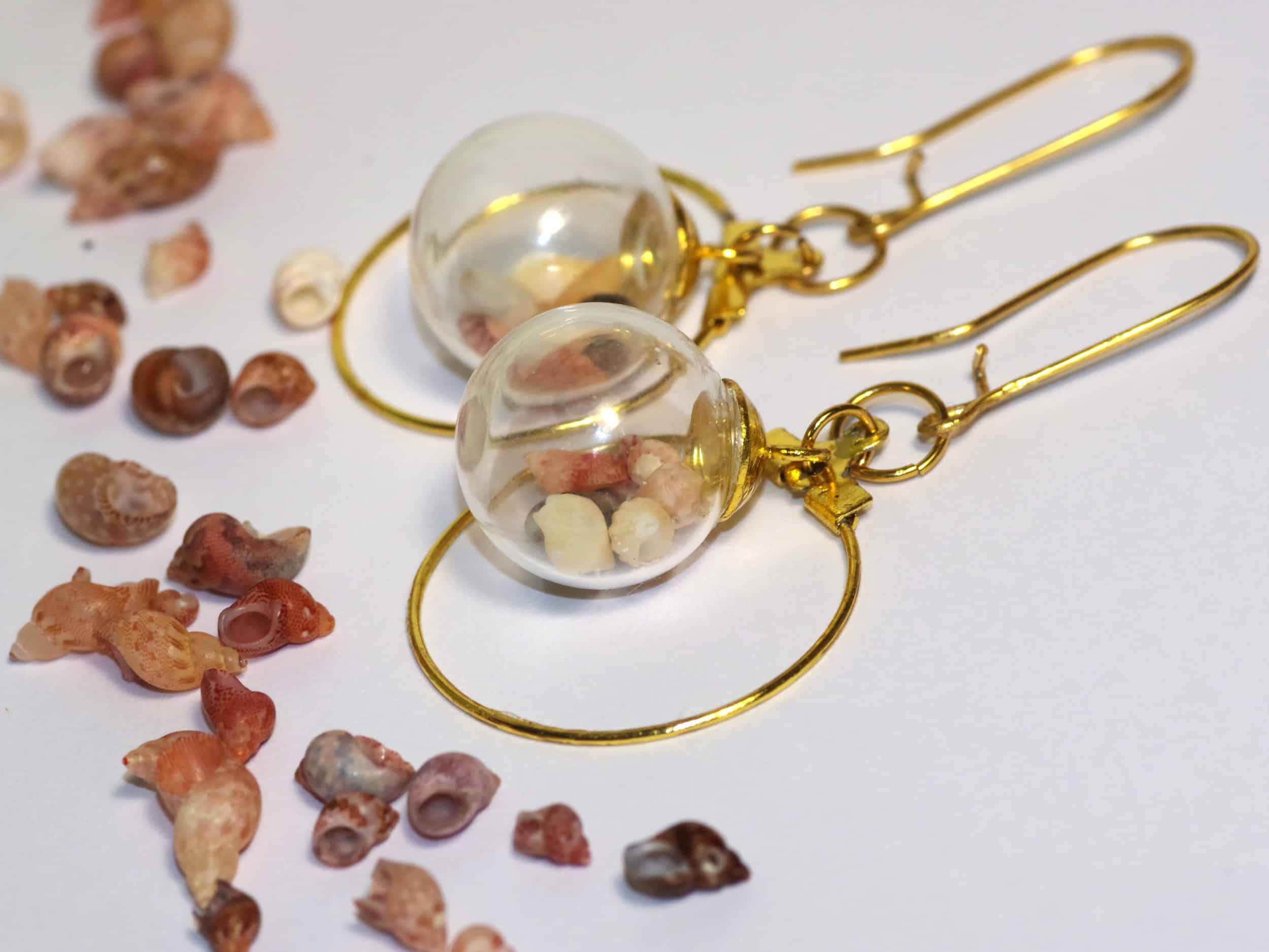 boucles d'oreilles bulles de verre et mini coquillages, dans de grands anneaux dorés