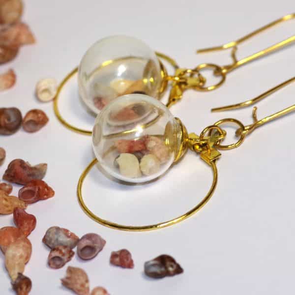 boucles d'oreilles bulles de verre et mini coquillages, dans de grands anneaux dorés