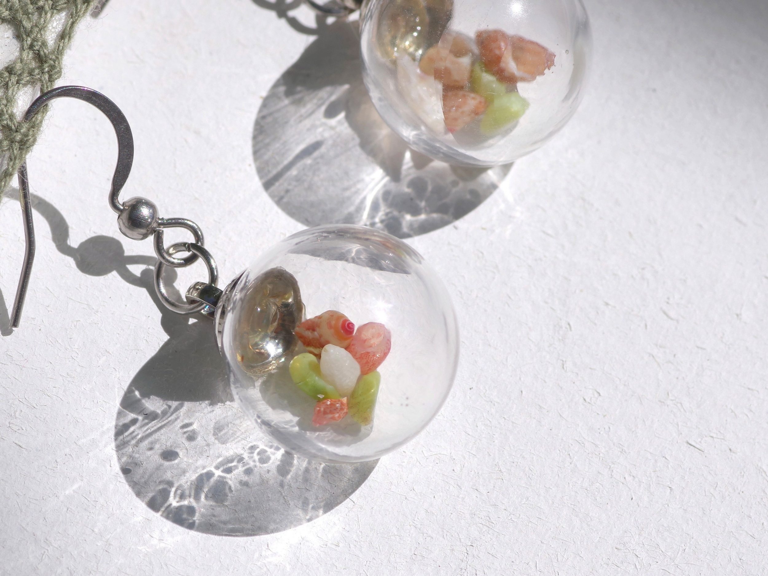 boucles d'oreilles globes de verre contenant des mini coquillages