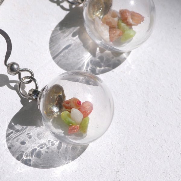 boucles d'oreilles globes de verre contenant des mini coquillages