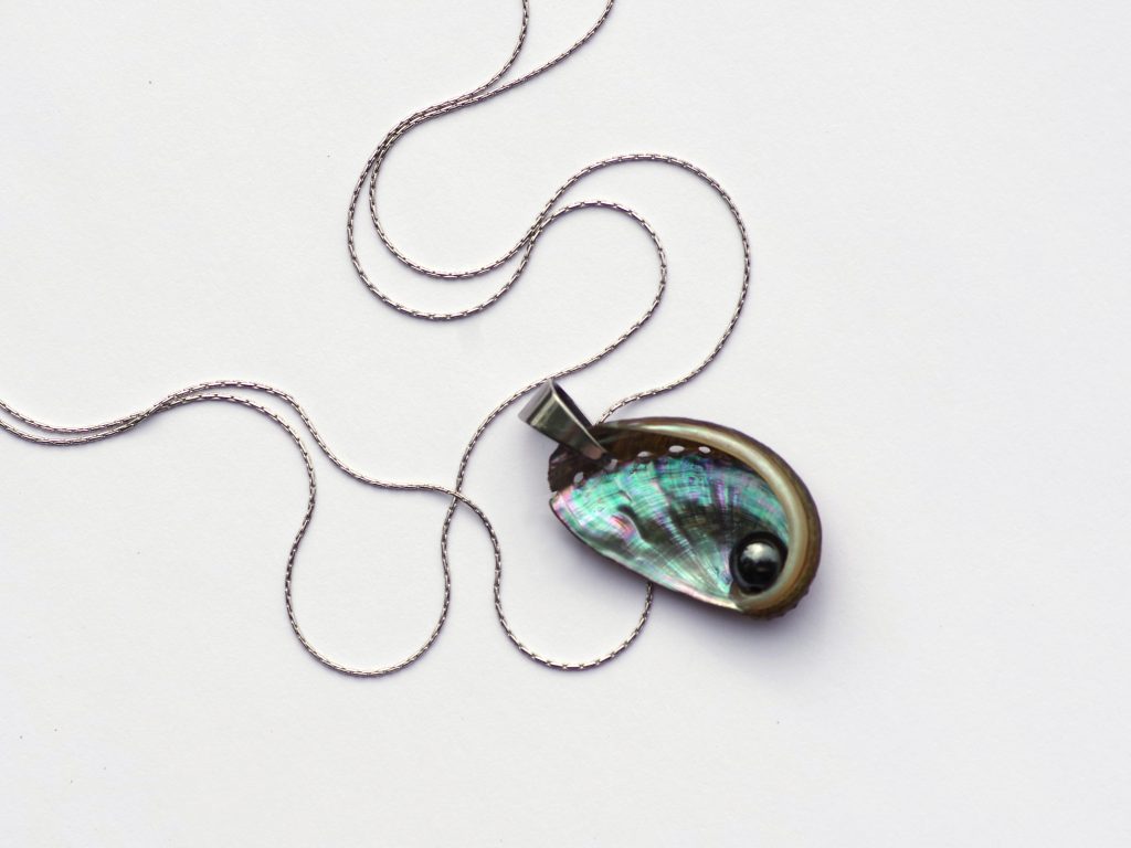 chaîne double argentée avec un pendentif ormeau et perle