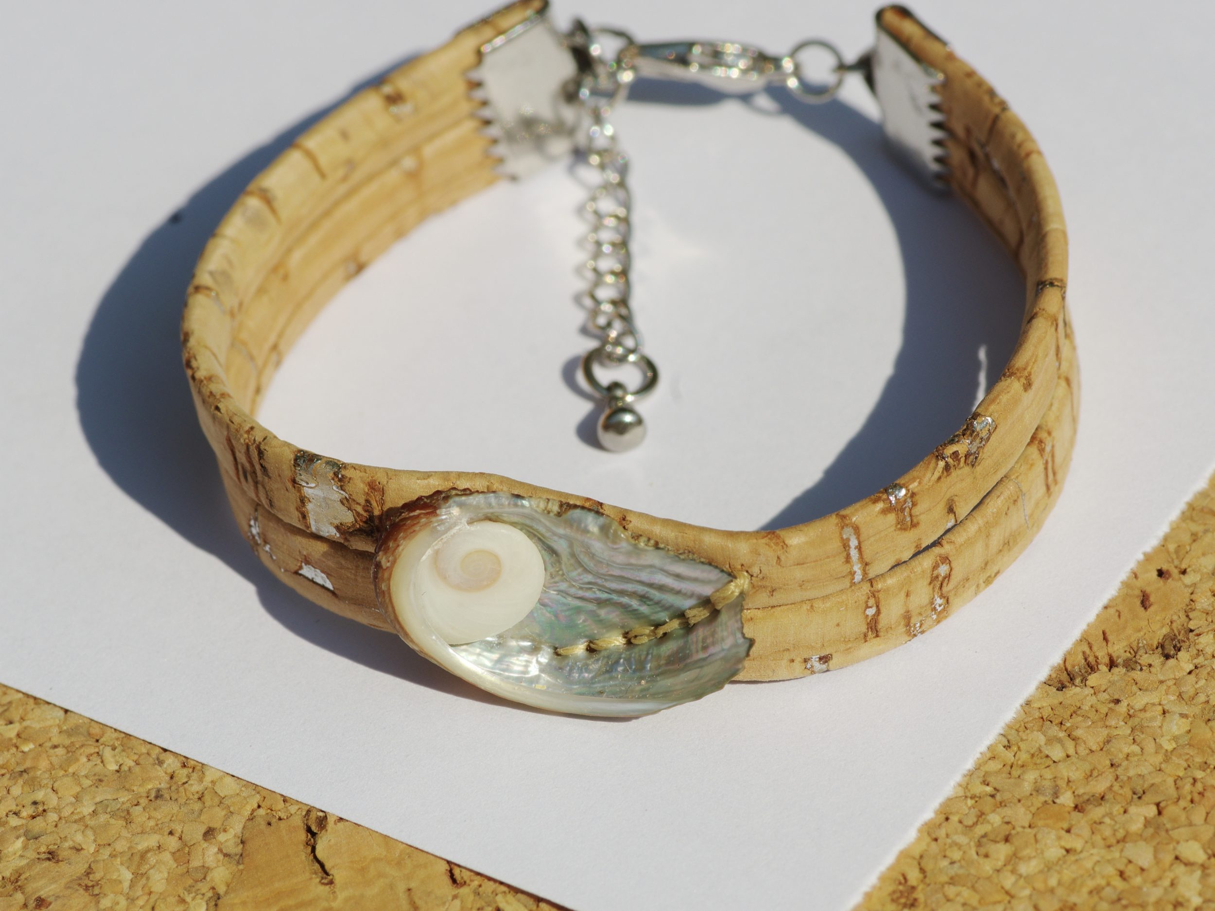 bracelet en liège avec un ormeau et un œil de sainte lucie de l'ile de beauté
