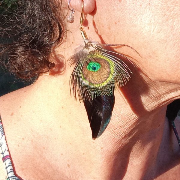 boucles d'oreilles avec deux plumes de paon : un petit oeil de paon et une grande plume bleu foncé veloutée