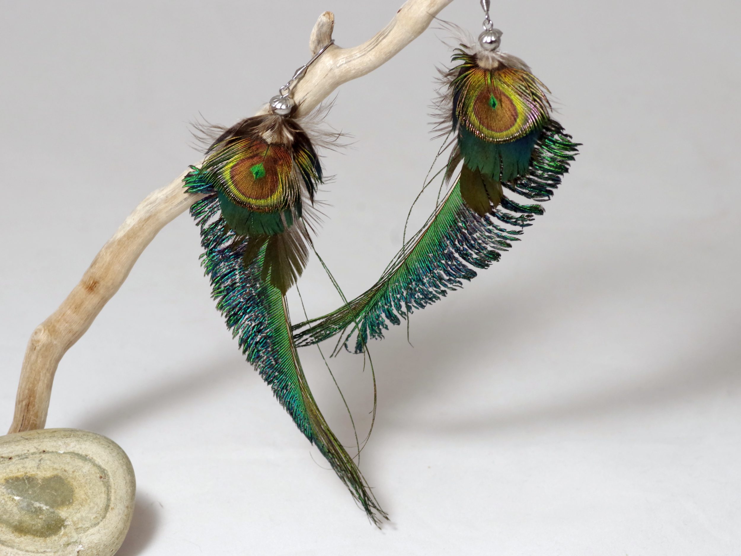 grandes boucles d'oreilles avec des longues plumes originales épées de paon, mini oaile de paon et deux autres brillantes