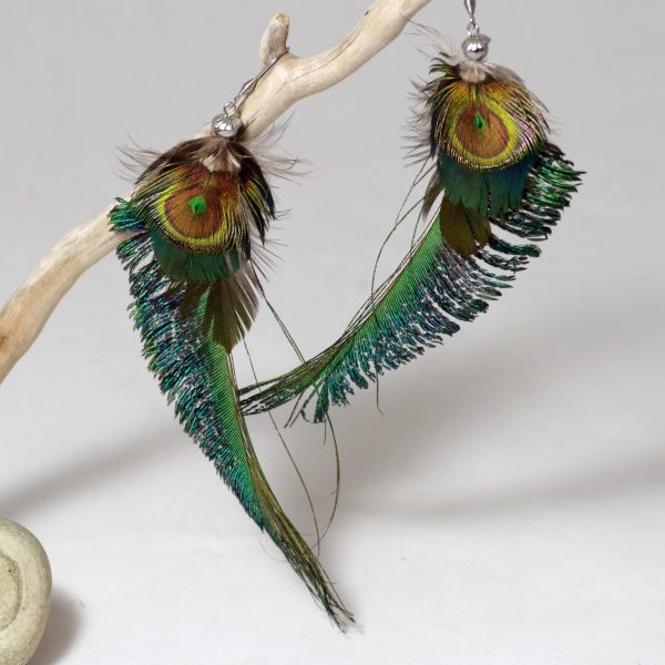 grandes boucles d'oreilles avec des longues plumes originales épées de paon, mini oaile de paon et deux autres brillantes