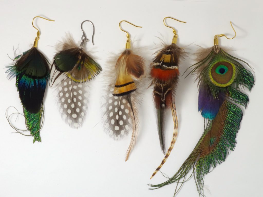 Plusieurs grandes boucles d'oreilles uniques