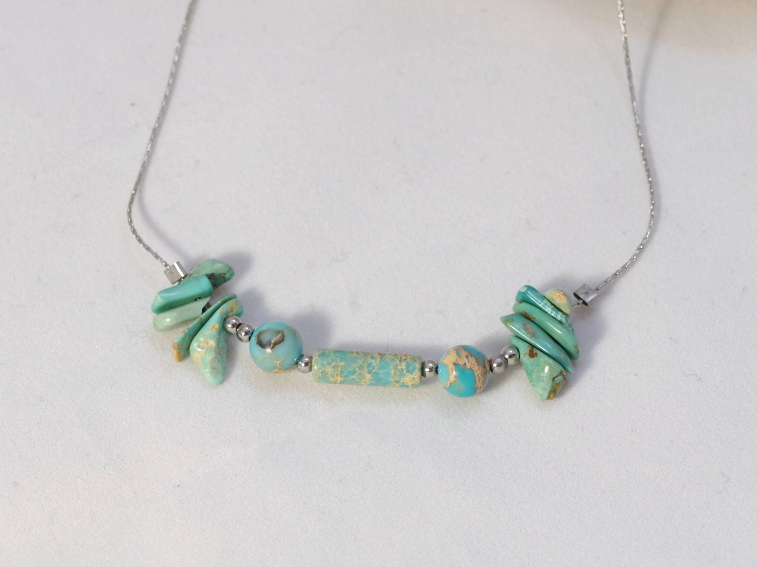 collier couleur Verdon, fine chaîne inox et pierres gemmes en camaïeu de turquoise clair