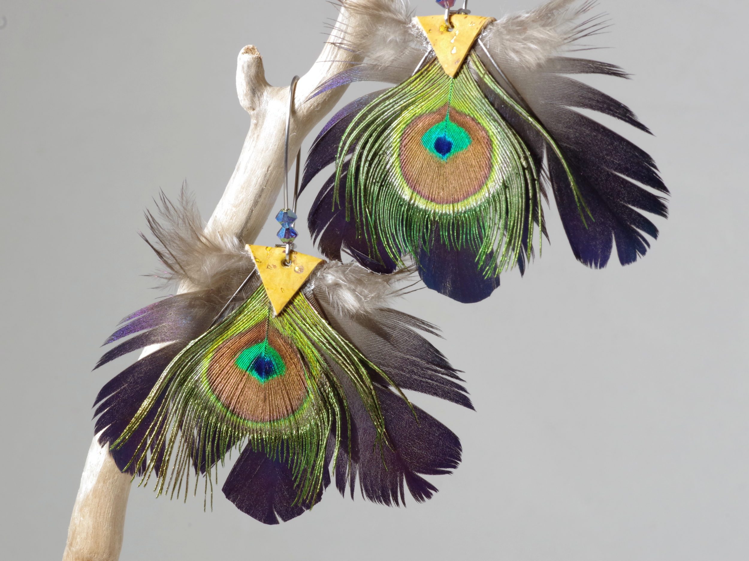 Grandes boucles d'oreilles avec un éventail de plumes : petit œil de paon et trois plumes bleu foncé. Crochet long orné de perles