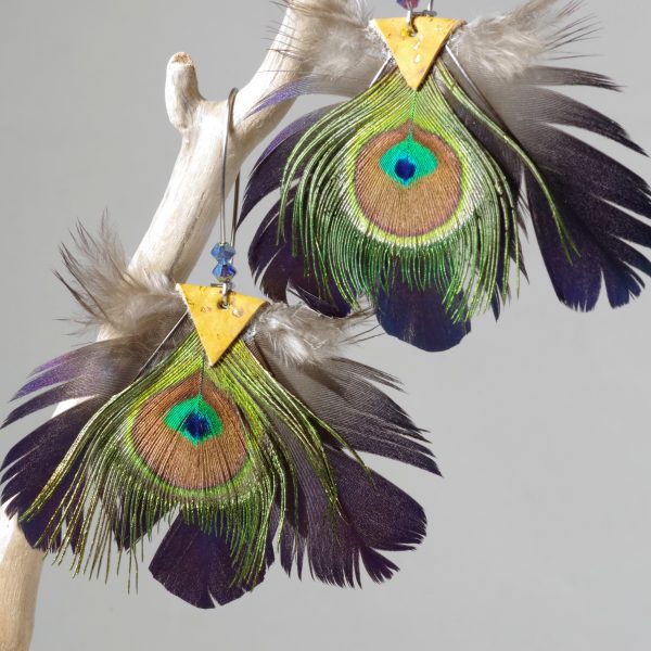 Grandes boucles d'oreilles avec un éventail de plumes : petit œil de paon et trois plumes bleu foncé. Crochet long orné de perles