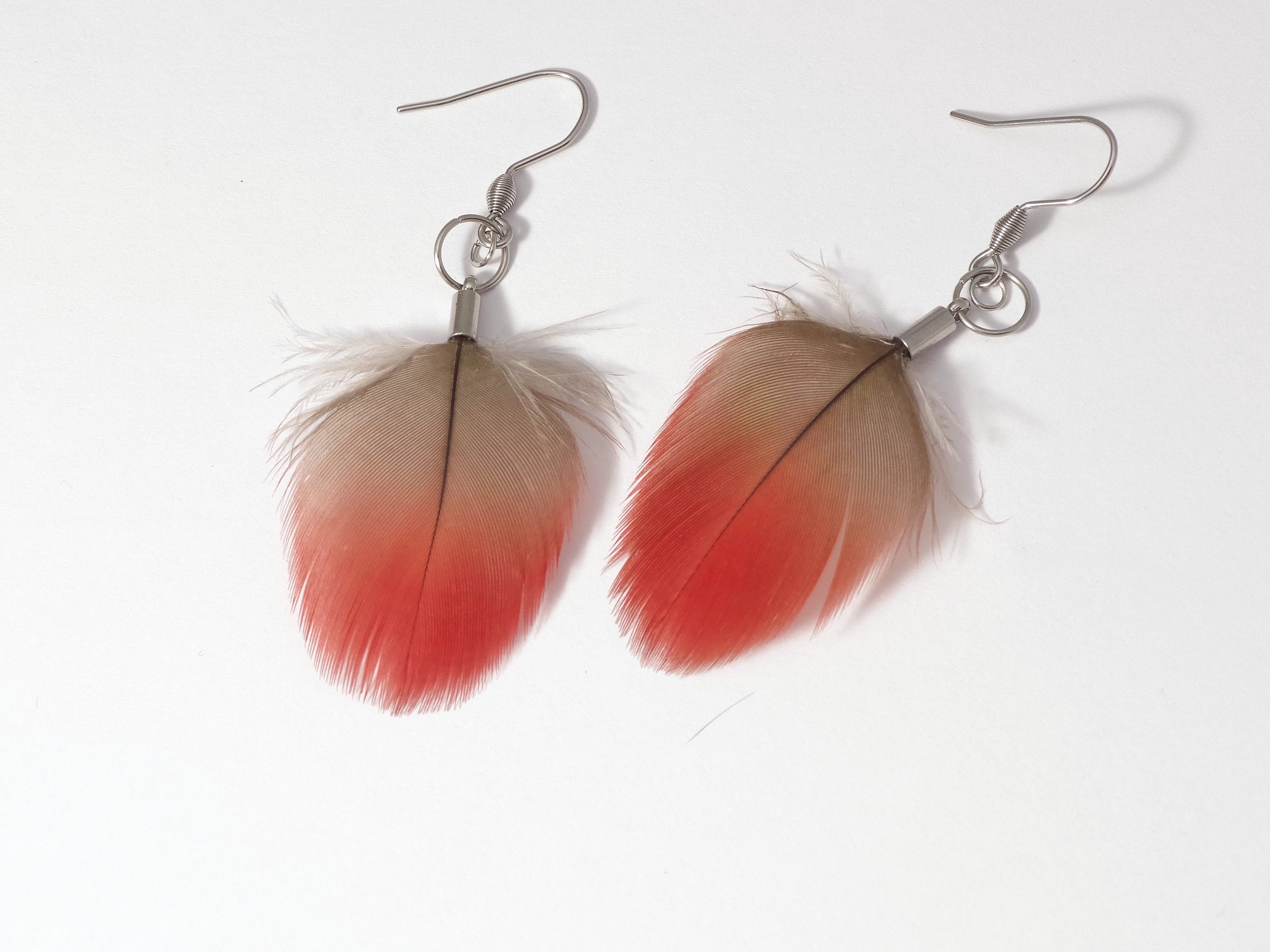 boucles d'oreilles avec une simple plume rouge et gris
