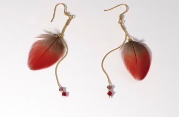 boucles-d-oreilles_oiseau-du-soir_plumes-rouges-ara_chaînes-inox-doré_perles-cristal (1)
