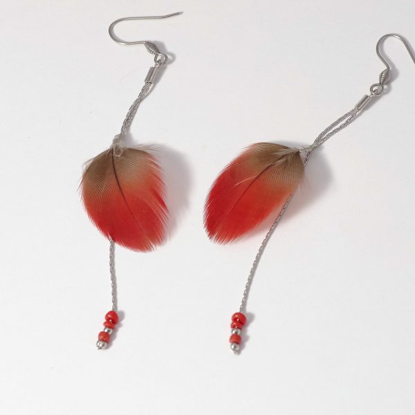 boucles d'oreilles à fines chaînes en inox et plumes rouge et gris