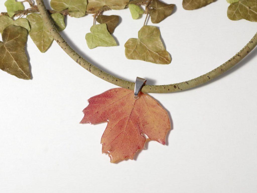 pendentif feuille rousse, vraie feuille d'automne sur un cordon de liège