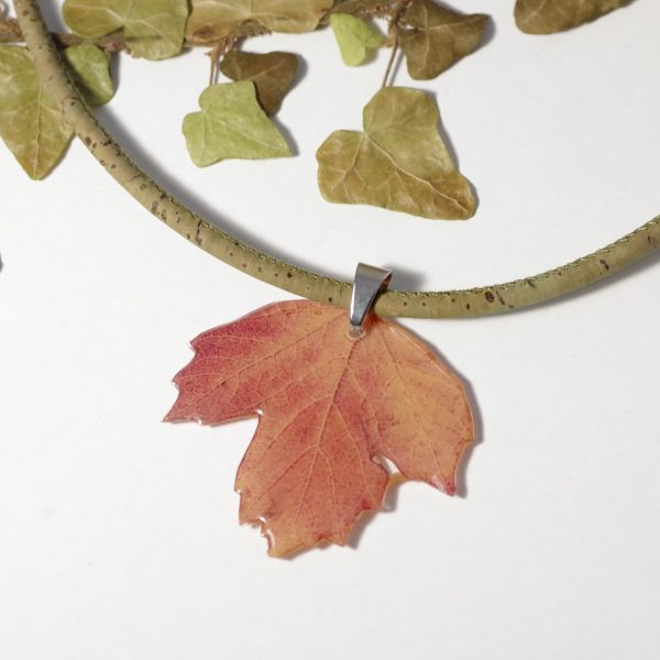 pendentif feuille rousse, vraie feuille d'automne sur un cordon de liège