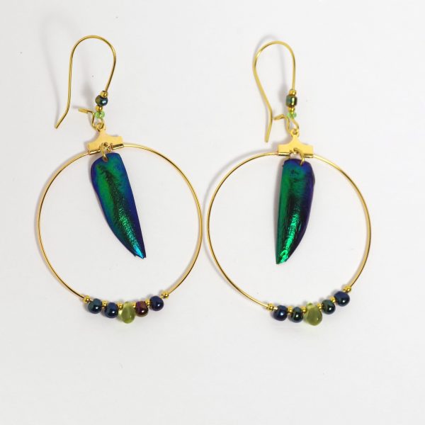 boucles d'oreilles créoles dorées avec des élytres verts aux reflets brillants et des perles de verre assorties