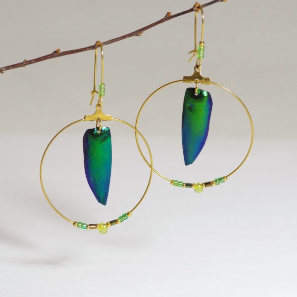 boucles d'oreilles avec des élytres verts dans un anneau doré avec des petites perles de verre