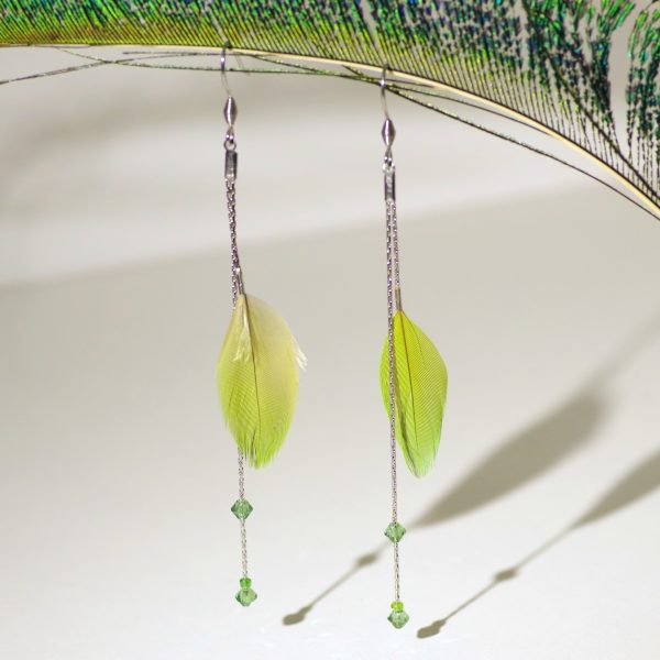Boucles d'oreilles à plumes vert pomme sur deux chaînes en inox et des perles de cristal
