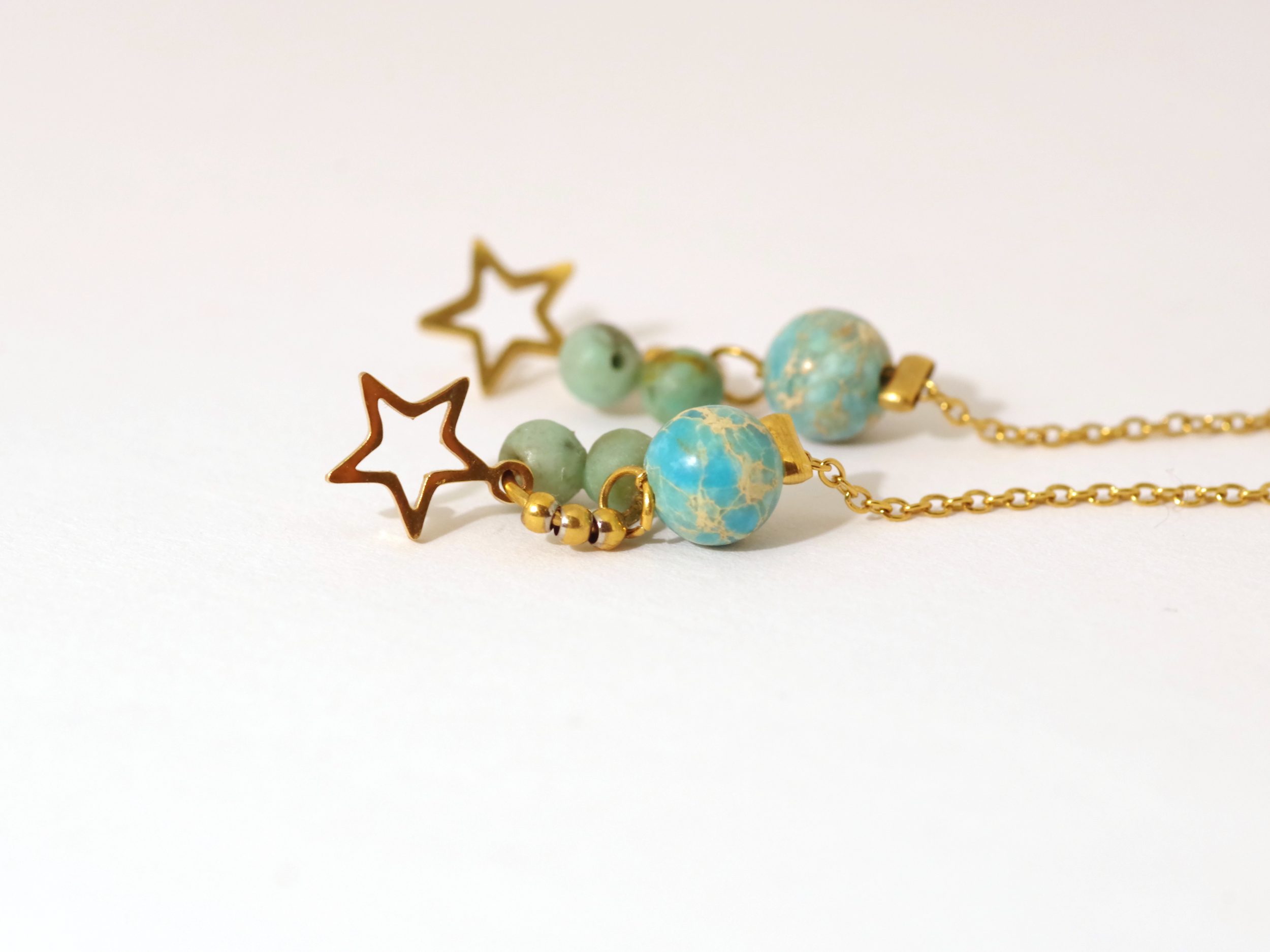 Chaînes d'oreilles dorées avec étoile, pierres turquoises et jaspe impérial turquoise