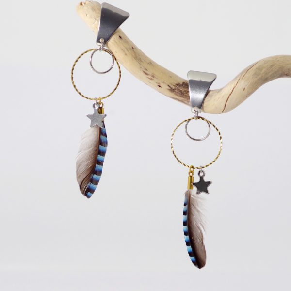 Boucles d'oreilles avec des éléments argenté et doré et des plumes bleues rayées