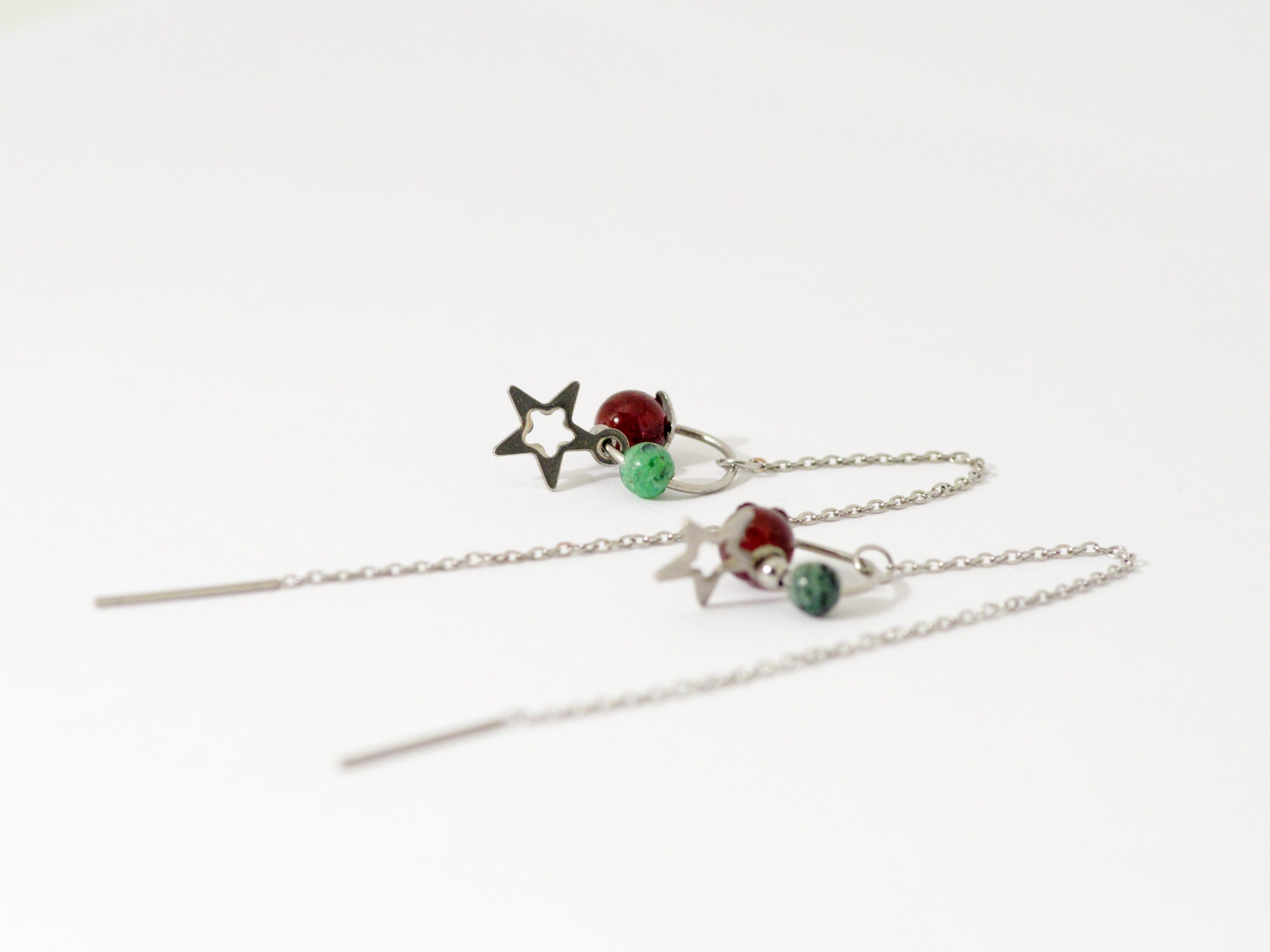 chaînes d'oreilles avec anneau perles rouge et verte et étoile, évoquant des planètes