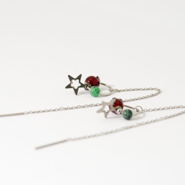 chaînes d'oreilles avec anneau perles rouge et verte et étoile, évoquant des planètes