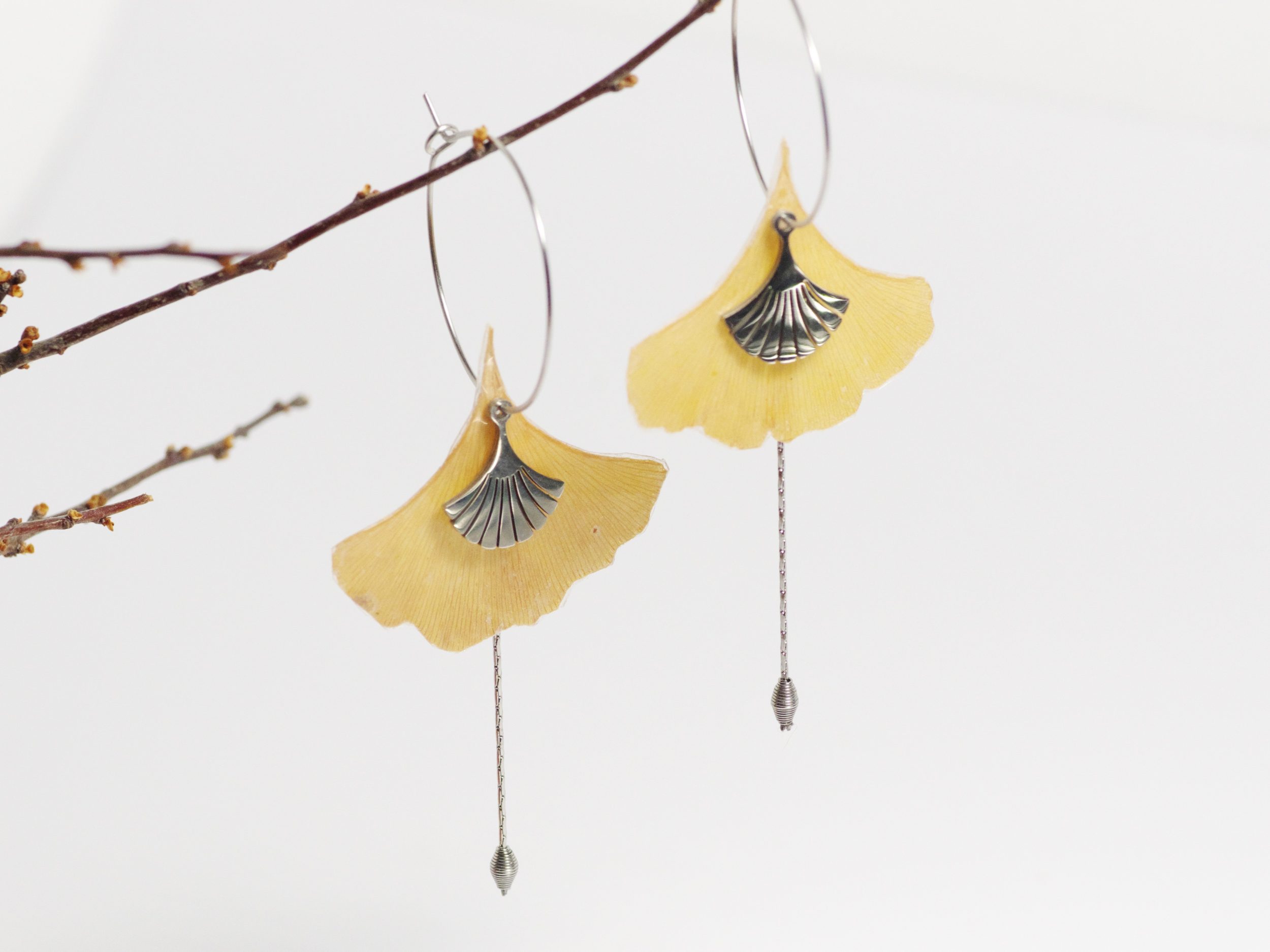 boucles d'oreilles créoles avec pendentifs feuilles de ginkgo et chaînes argentées