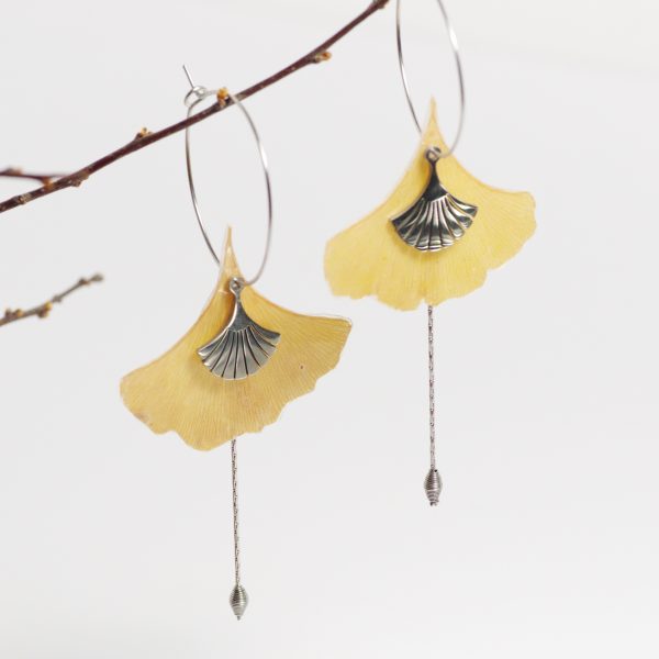 boucles d'oreilles créoles avec pendentifs feuilles de ginkgo et chaînes argentées