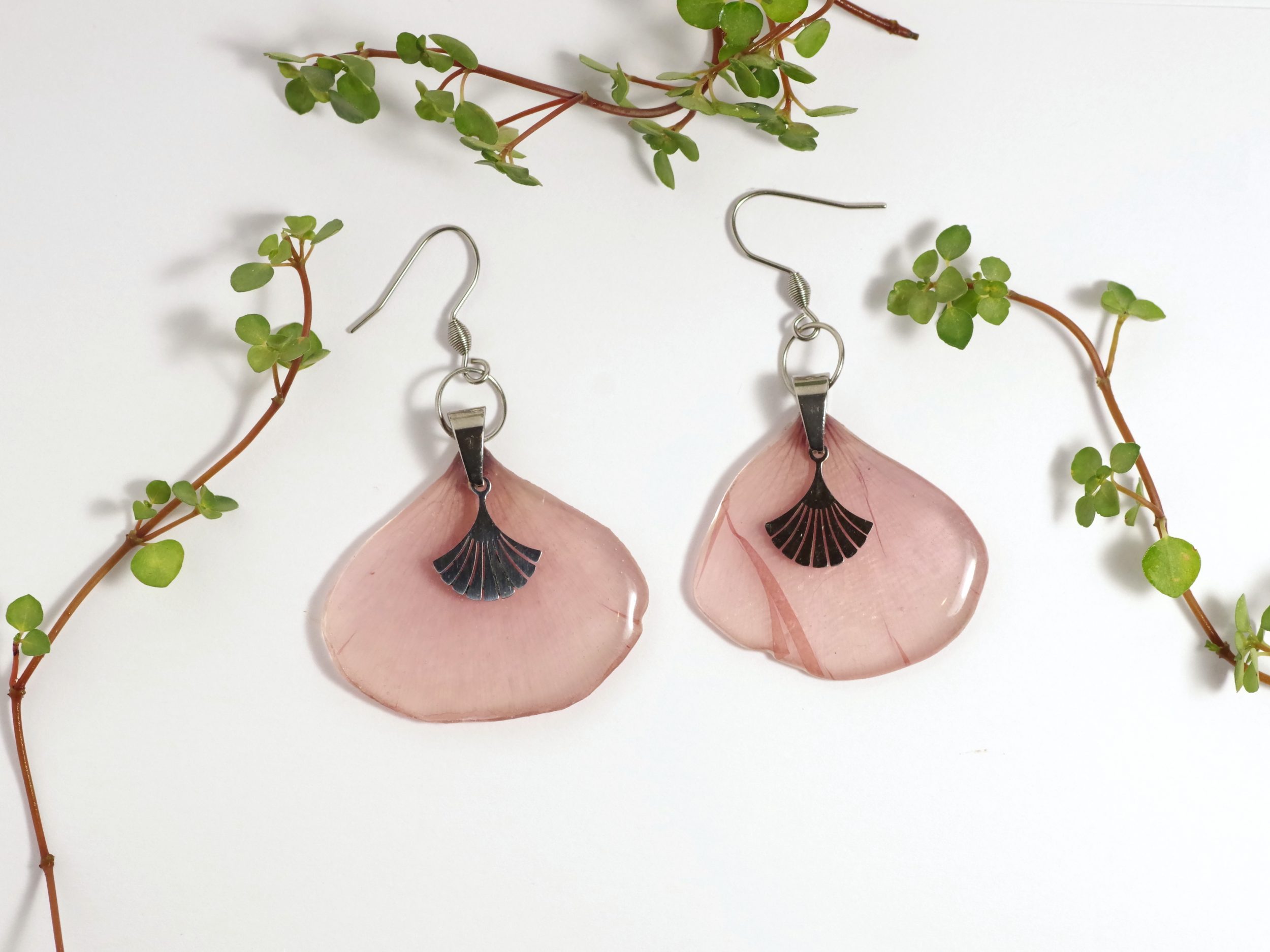 boucles d'oreilles avec pendentifs pétales de coquelicot couleur vieux rose et éléments métalliques