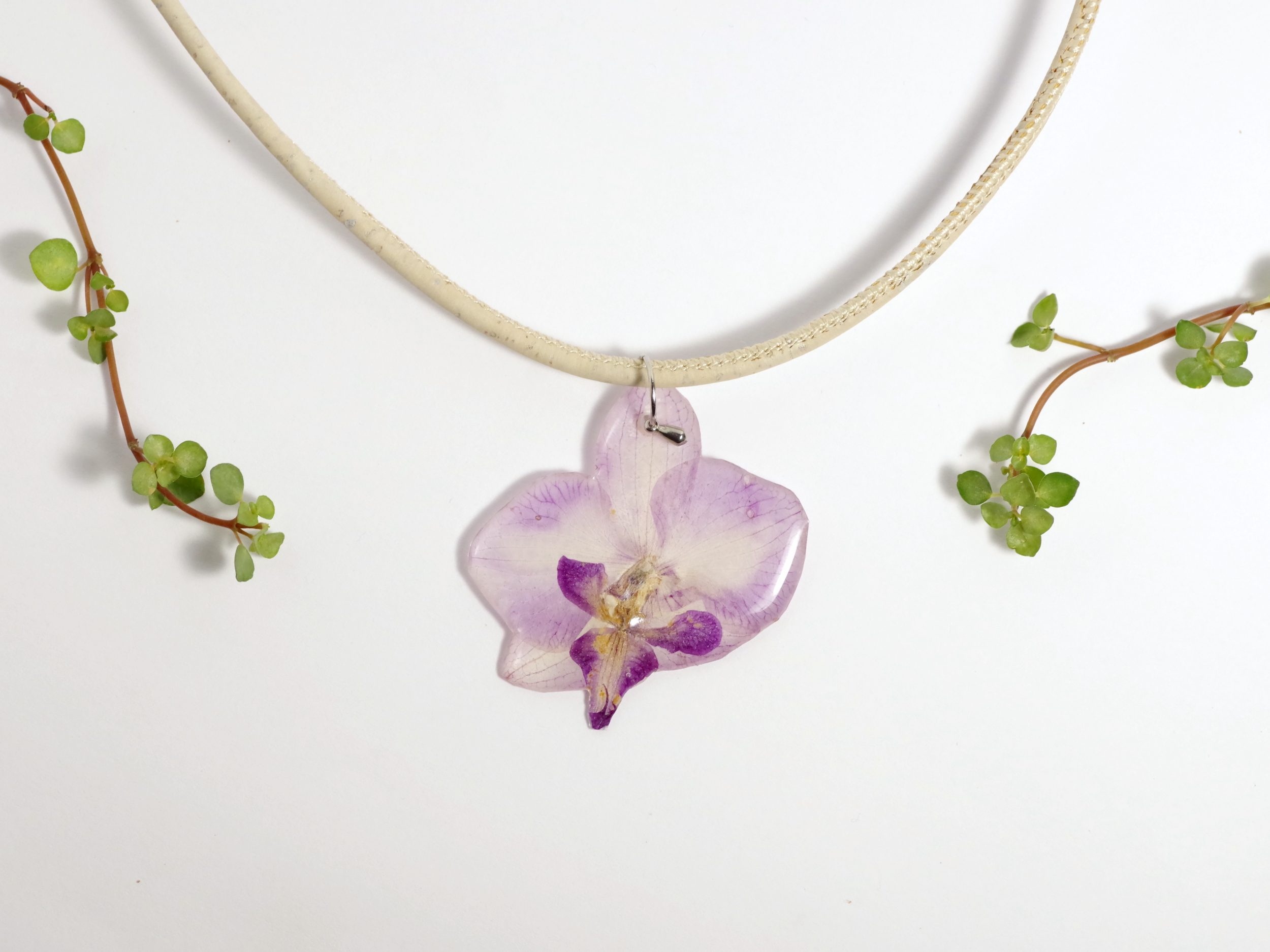 collier avec véritable petite orchidée violette