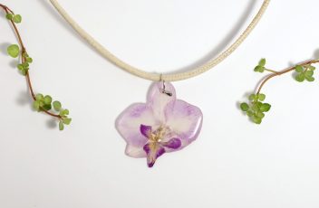 collier_dame-nature_petite-orchidée-violette_liege-blanc (1)