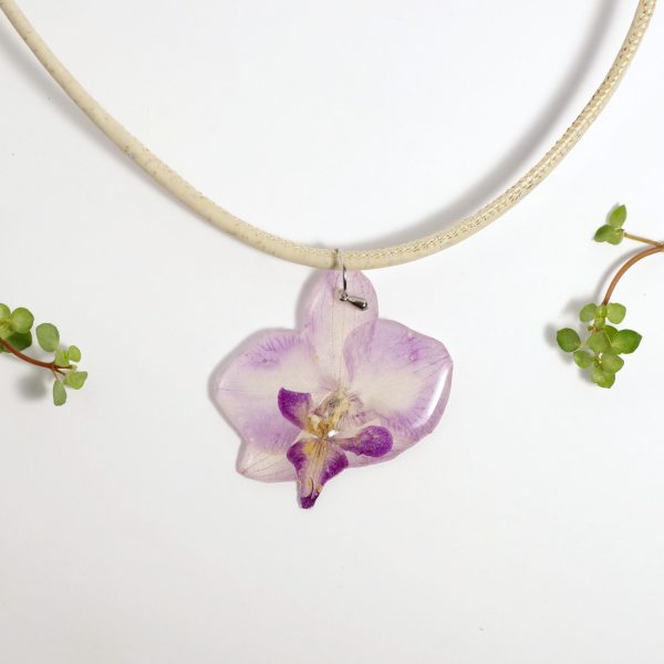 collier avec véritable petite orchidée violette