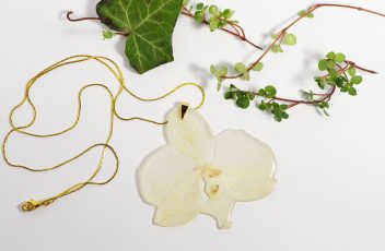 collier_elfine_grande-orchidée-blanche_chaîne-dorée-laiton-plaqué-or(verni) (5)