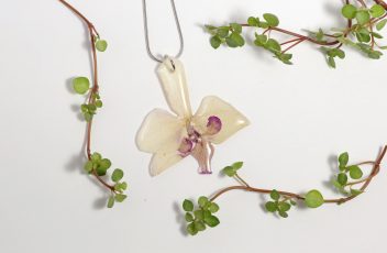 collier_elfine_mini-orchidée-blanc-violet_chaine-serpent-inox (2)