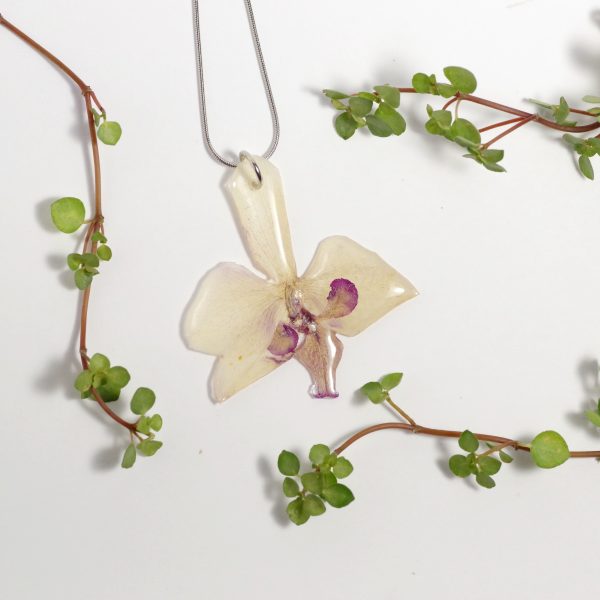 petite orchidée en pendentif sur une fine chaîne en inox