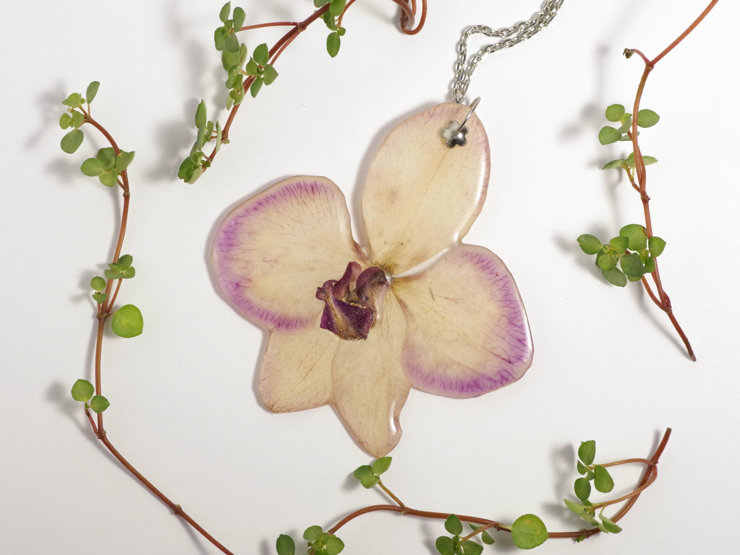 pendentif véritable orchidée violette, chaîne argentée en inox.