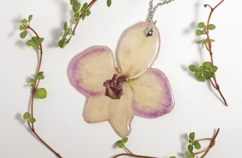 collier_elfine_orchidée-violette_chaîne-inox_mi-long (1)