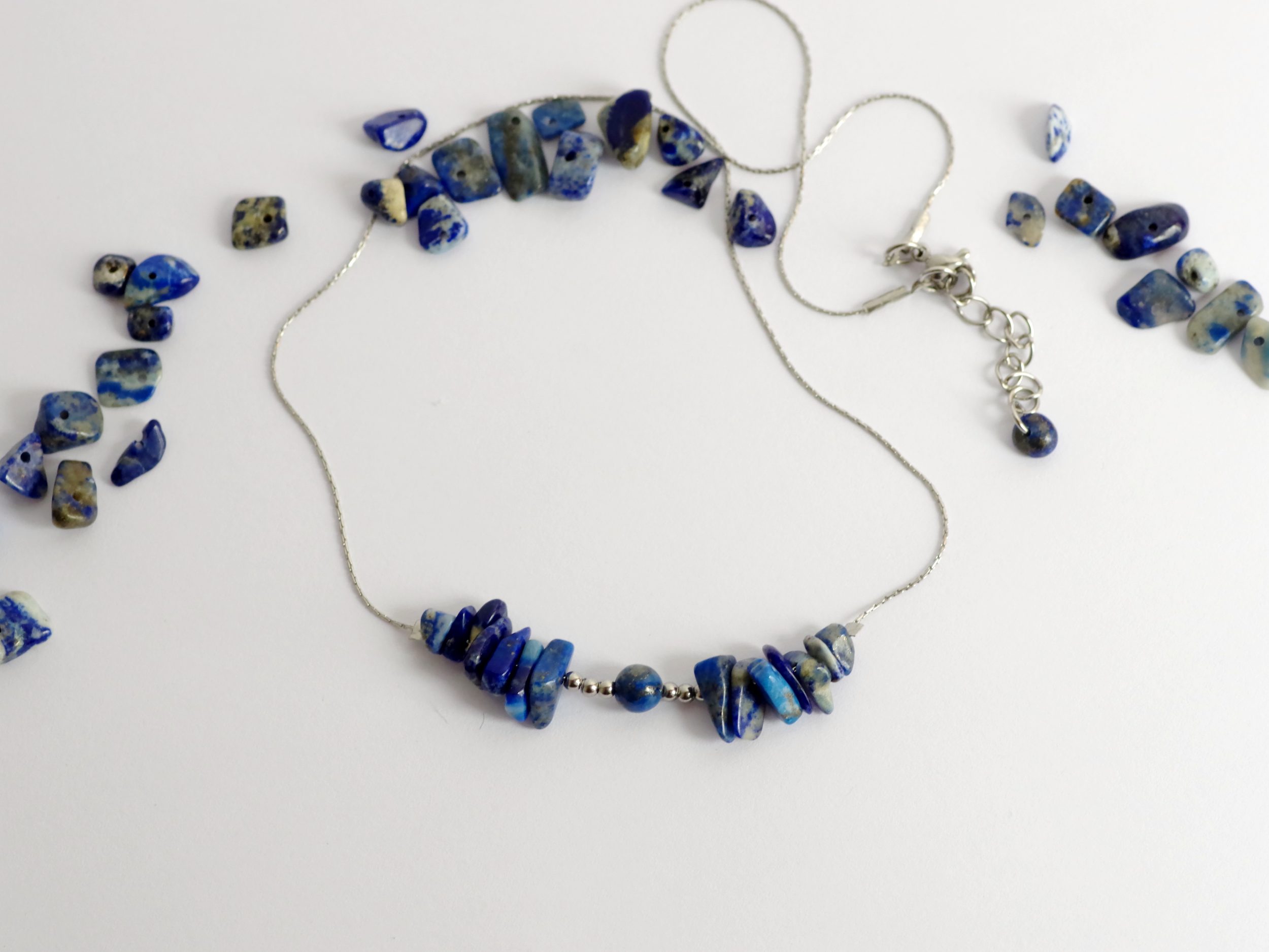 collier chaîne et pierres lapis lazuli, bleu intense