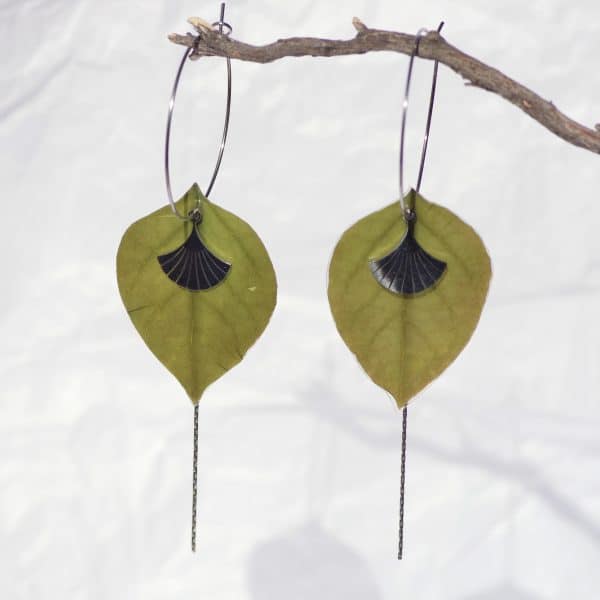 feuilles vertes montées en boucles d'oreilles avec chaînes et créoles