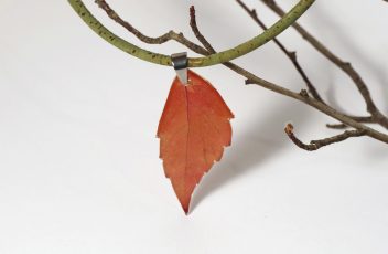 collier_dame-nature_feuille-rouge_liege-blanc (5)