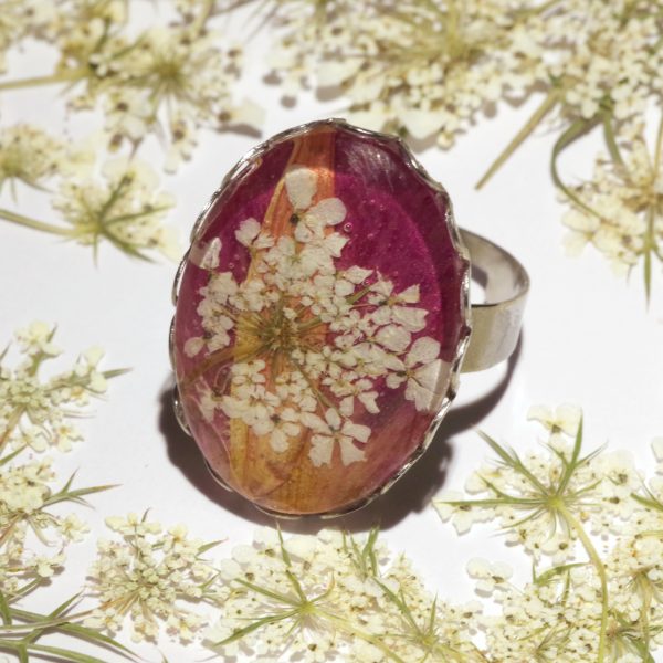 Grande bague ovale en verre, cabochon loupe sur une composition florale blanc rose et orange.