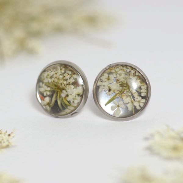 Boucles d'oreilles puces avec petit cabochon  botanique : mini fleurs blanches. Bijou champêtre