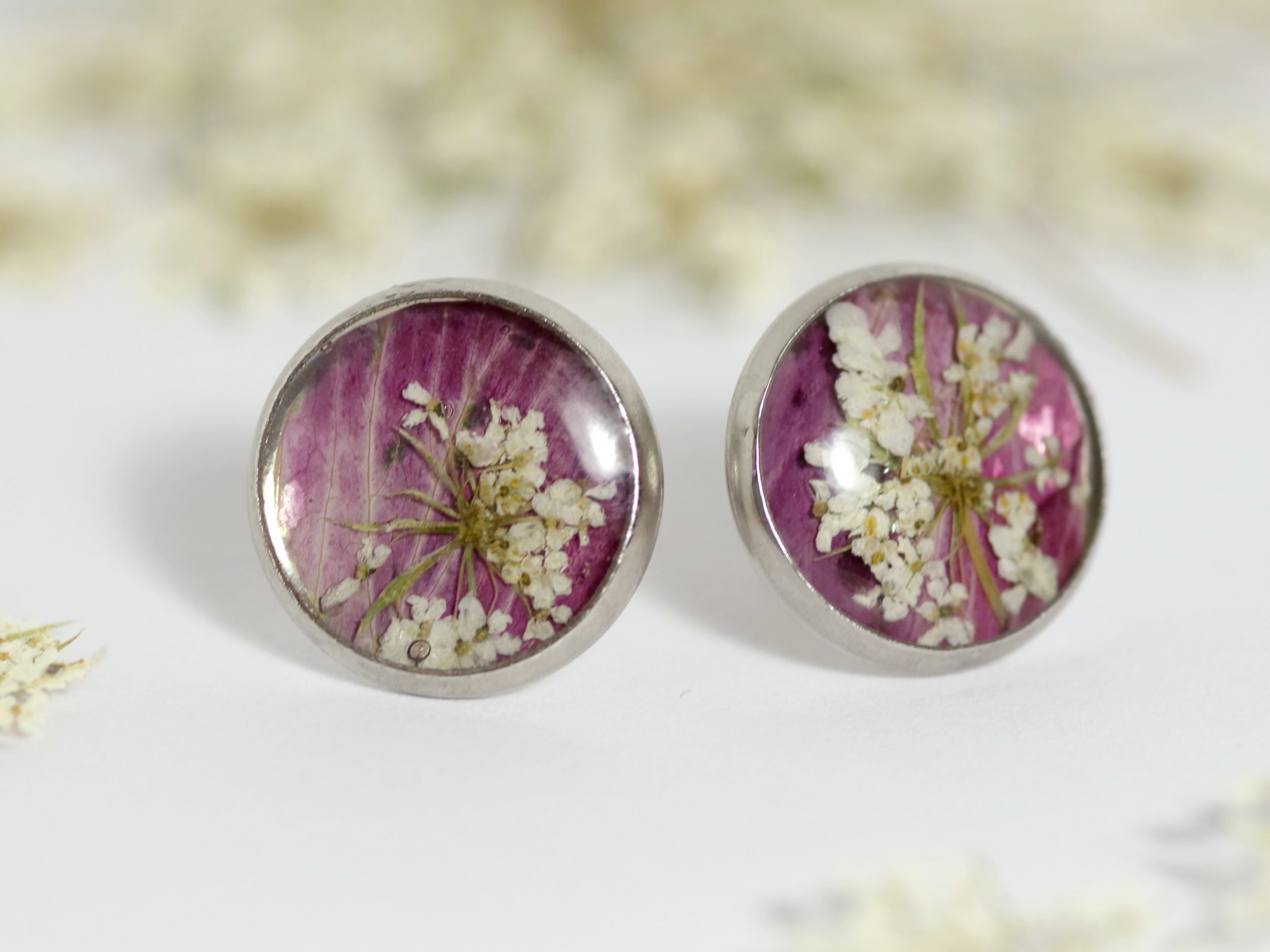 Boucles d'oreilles puces avec petit cabochon  botanique : mini fleurs blanc et violet. Bijou champêtre