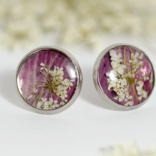 Boucles d'oreilles puces avec petit cabochon  botanique : mini fleurs blanc et violet. Bijou champêtre