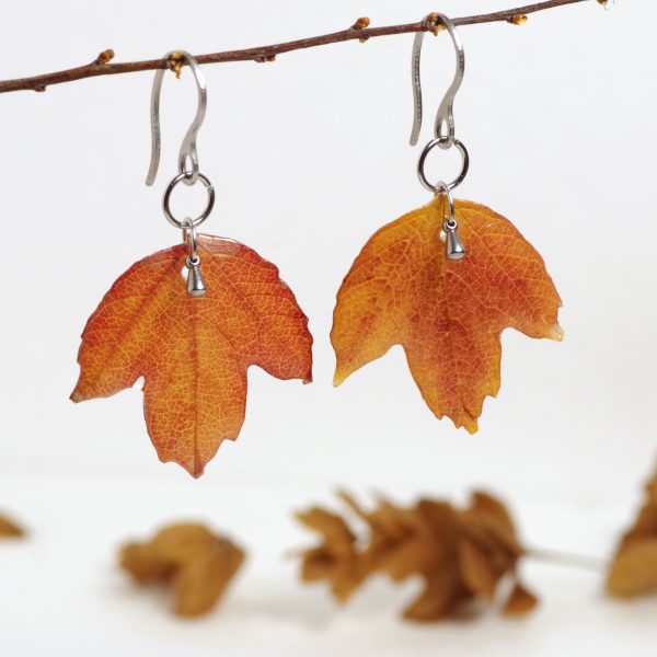 feuilles rousses (viorne) cristallisées en pendentifs de boucles d'oreilles