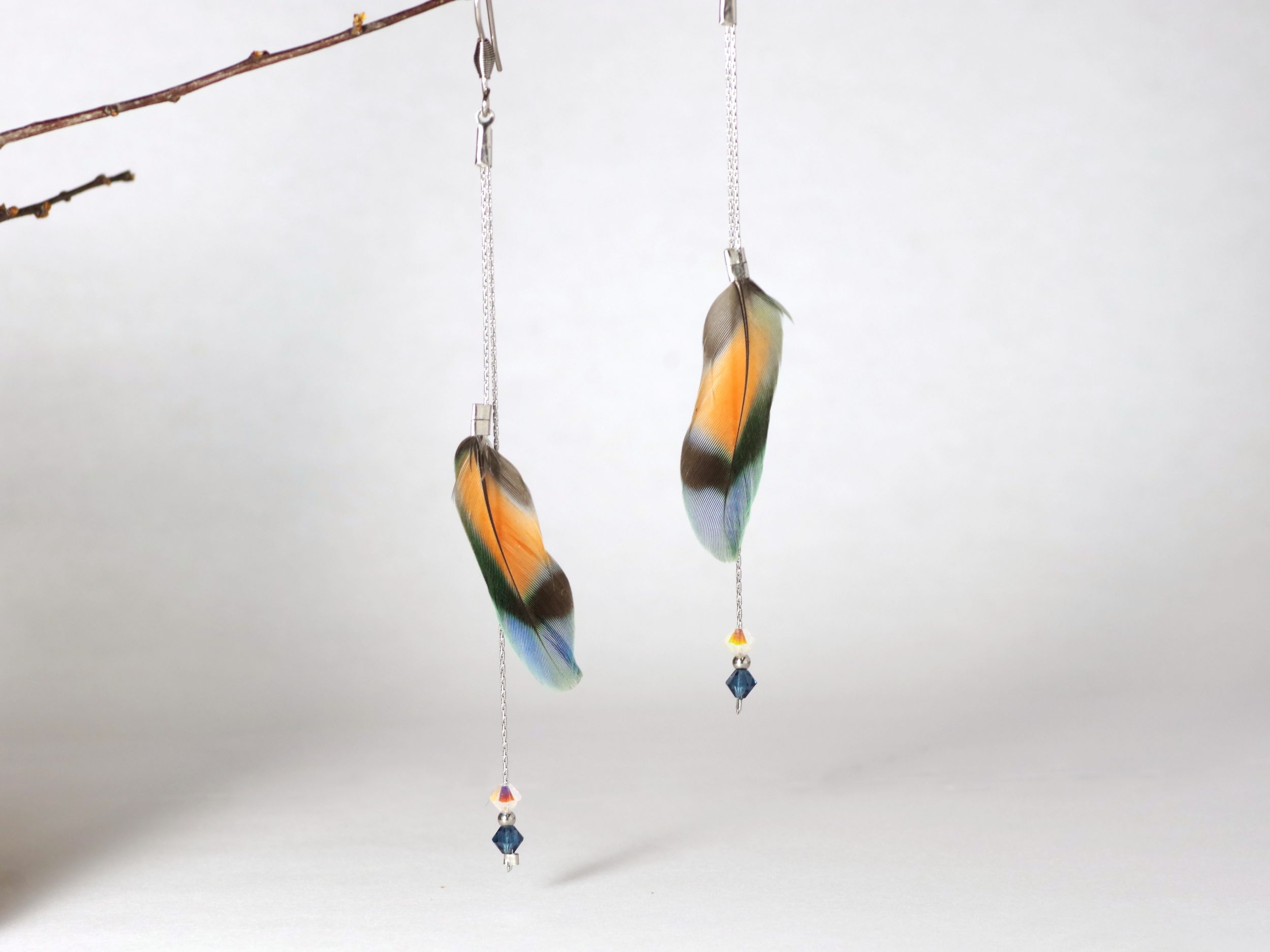 Boucles d'oreilles à plume multicolore de lovebird bleu et orange, sur chaînes longues en inox