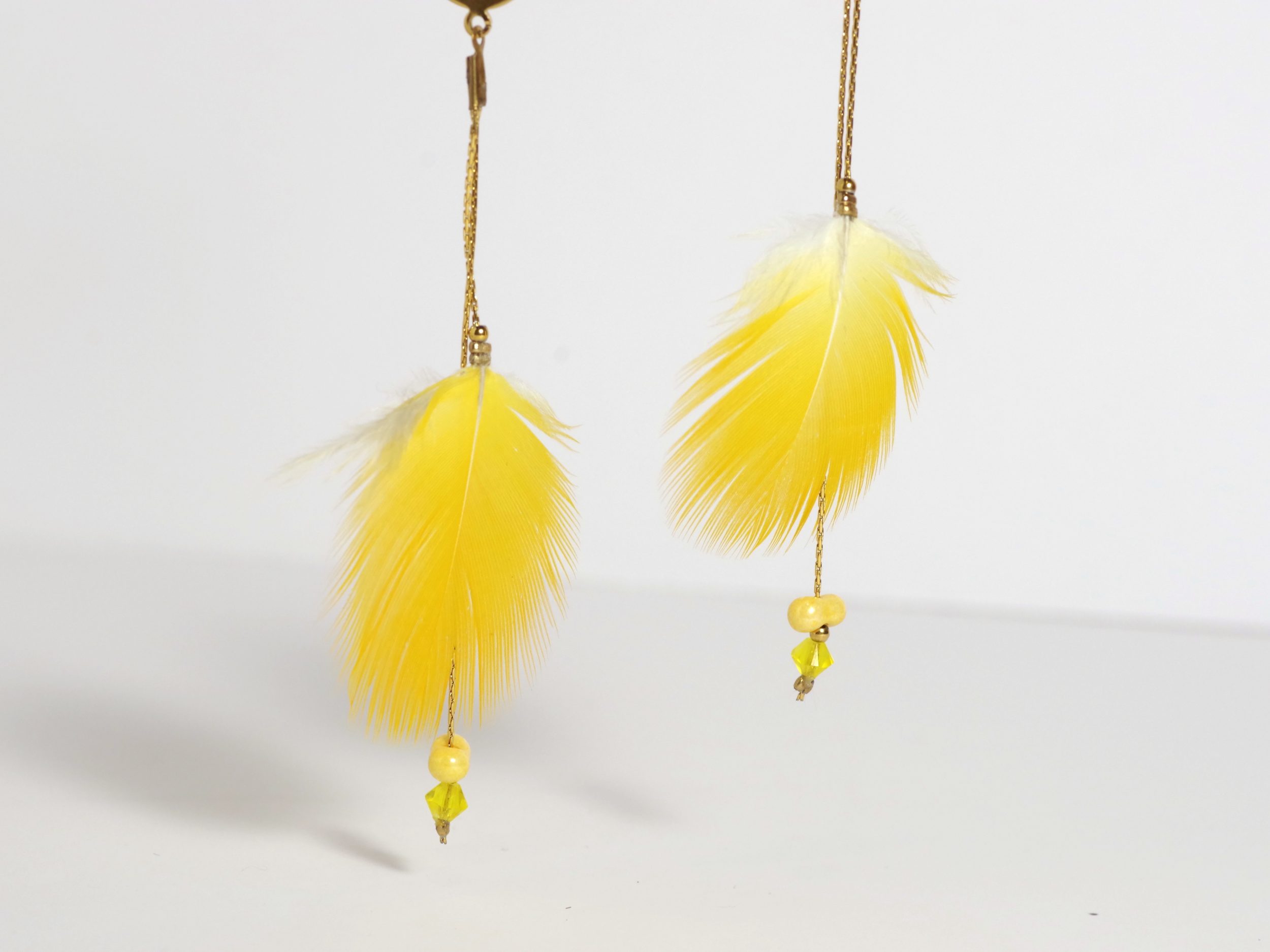 Boucles d'oreilles avec des plumes jaune vif et chaînes dorées