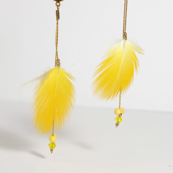 Boucles d'oreilles avec des plumes jaune vif et chaînes dorées